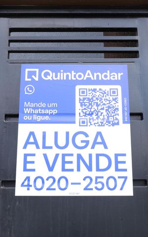 Apartamento à venda com 56m², 2 quartos e 1 vagaPlaca GRANDE instalada no portão do condomínio, dia 23.07.2026 - Código da placa: ECZZ-587