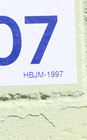 Apartamento para alugar com 51m², 3 quartos e sem vagaPlaca GRANDE instalada na fachada do condomínio, dia 28/07/2026 - Código da placa: HNJM-1997