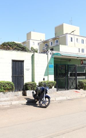Apartamento para alugar com 51m², 3 quartos e sem vagaPlaca GRANDE instalada na fachada do condomínio, dia 28/07/2026 - Código da placa: HNJM-1997