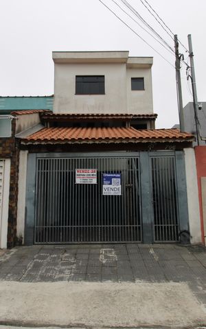 Casa à venda com 239m², 3 quartos e 3 vagasFachada