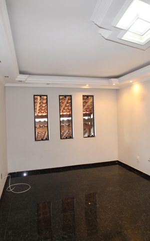 Casa à venda com 239m², 3 quartos e 3 vagasSala