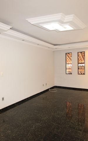 Casa à venda com 239m², 3 quartos e 3 vagasSala