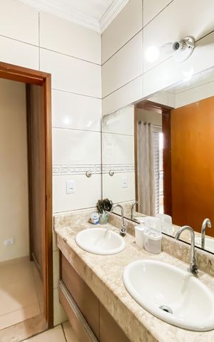 Casa à venda com 140m², 3 quartos e 4 vagasBanheiro da Suíte 2