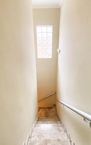 Casa à venda com 140m², 3 quartos e 4 vagasEscada 