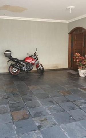 Casa à venda com 275m², 4 quartos e 4 vagas Casa à venda com 275m², 4 quartos e 4 vagasÁrea externa