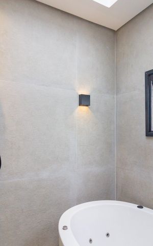 Casa à venda com 276m², 4 quartos e 5 vagas Casa à venda com 276m², 4 quartos e 5 vagasBanheiro Quarto 1