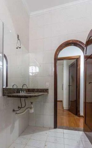 Casa à venda com 472m², 4 quartos e 3 vagas Casa à venda com 472m², 4 quartos e 3 vagasBanheiro social