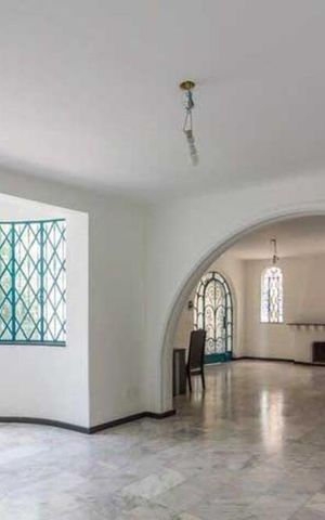Casa à venda com 472m², 4 quartos e 3 vagas Casa à venda com 472m², 4 quartos e 3 vagasSala