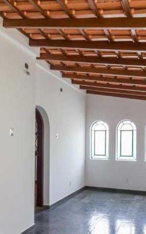 Casa à venda com 472m², 4 quartos e 3 vagas Casa à venda com 472m², 4 quartos e 3 vagasVaranda