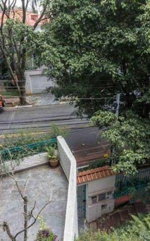 Casa à venda com 472m², 4 quartos e 3 vagas Casa à venda com 472m², 4 quartos e 3 vagasÁrea externa