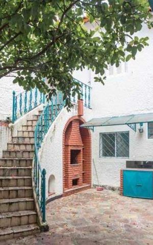 Casa à venda com 472m², 4 quartos e 3 vagas Casa à venda com 472m², 4 quartos e 3 vagasÁrea externa