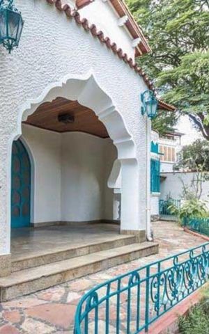 Casa à venda com 472m², 4 quartos e 3 vagas Casa à venda com 472m², 4 quartos e 3 vagasÁrea externa