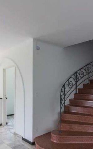 Casa à venda com 472m², 4 quartos e 3 vagas Casa à venda com 472m², 4 quartos e 3 vagasSala