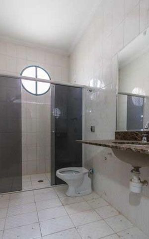 Casa à venda com 472m², 4 quartos e 3 vagas Casa à venda com 472m², 4 quartos e 3 vagasBanheiro social