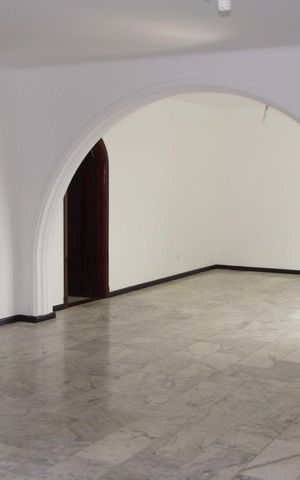 Casa à venda com 472m², 4 quartos e 3 vagas Casa à venda com 472m², 4 quartos e 3 vagasSala