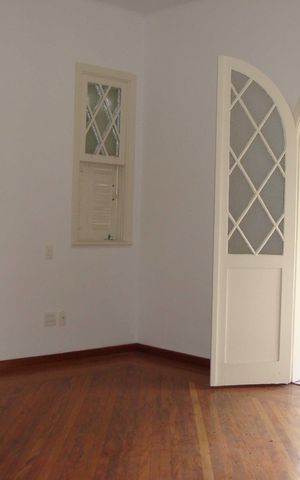 Casa à venda com 472m², 4 quartos e 3 vagas Casa à venda com 472m², 4 quartos e 3 vagasQuarto 1