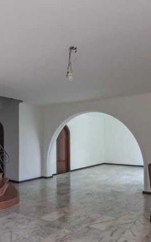 Casa à venda com 472m², 4 quartos e 3 vagas Casa à venda com 472m², 4 quartos e 3 vagasSala