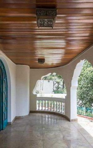 Casa à venda com 472m², 4 quartos e 3 vagas Casa à venda com 472m², 4 quartos e 3 vagasVaranda