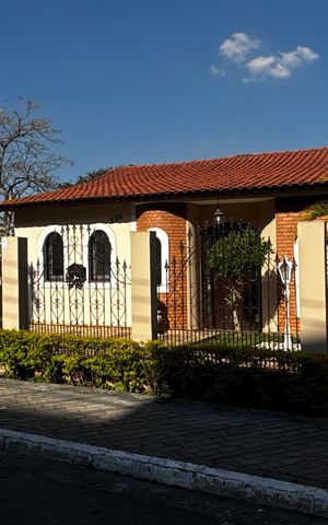 Casa para alugar com 207m², 3 quartos e 5 vagasFachada