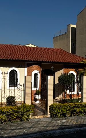 Casa para alugar com 207m², 3 quartos e 5 vagasFachada