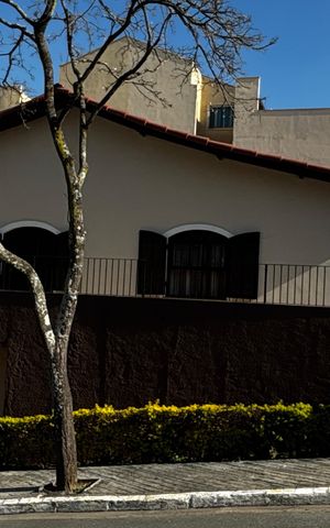 Casa para alugar com 207m², 3 quartos e 5 vagasFachada