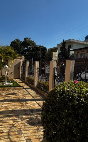 Casa para alugar com 207m², 3 quartos e 5 vagasQuintal