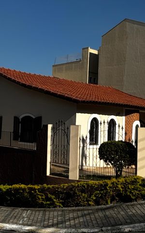 Casa para alugar com 207m², 3 quartos e 5 vagasFachada