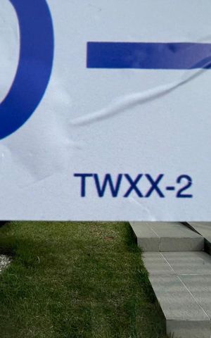 Casa à venda com 89m², 3 quartos e 2 vagasPlaca instalada em 15/08/2026 com o código TWXX-2