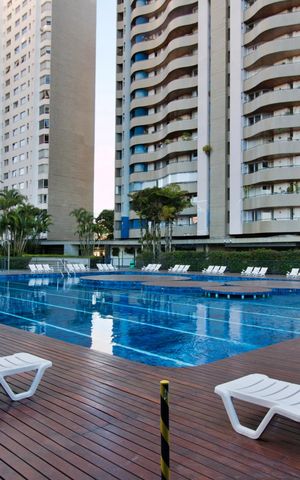 Apartamento à venda com 220m², 4 quartos e 2 vagas Apartamento à venda com 220m², 4 quartos e 2 vagasÁrea comum - Piscina