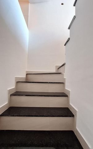 Casa à venda com 160m², 3 quartos e 2 vagas Casa à venda com 160m², 3 quartos e 2 vagasEscada