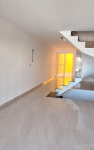 Casa à venda com 160m², 3 quartos e 2 vagas Casa à venda com 160m², 3 quartos e 2 vagasSala