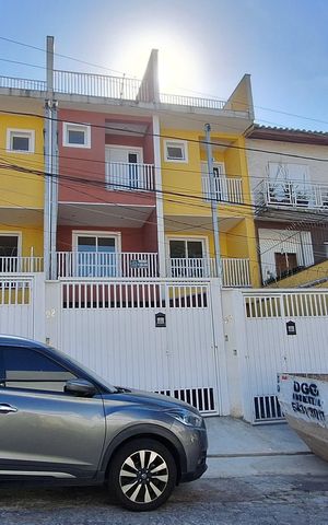 Casa à venda com 160m², 3 quartos e 2 vagas Casa à venda com 160m², 3 quartos e 2 vagasFachada
