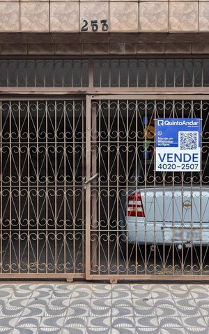Casa à venda com 190m², 5 quartos e 2 vagas Casa à venda com 190m², 5 quartos e 2 vagasFachada