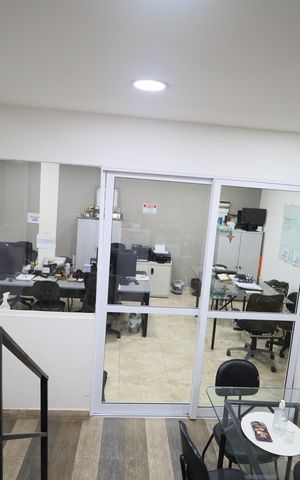 Casa à venda com 270m², 4 quartos e 4 vagasEscritório
