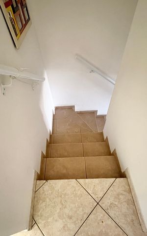 Casa à venda com 107m², 3 quartos e 1 vaga Casa à venda com 107m², 3 quartos e 1 vagaEscada para os Quartos