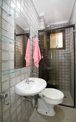 Apartamento à venda com 165m², 3 quartos e 3 vagas Apartamento à venda com 165m², 3 quartos e 3 vagasBanheiro de Serviço