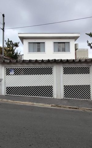 Casa à venda com 250m², 3 quartos e 3 vagas Casa à venda com 250m², 3 quartos e 3 vagasFachada
