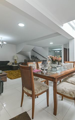 Casa à venda com 250m², 3 quartos e 3 vagas Casa à venda com 250m², 3 quartos e 3 vagasSala