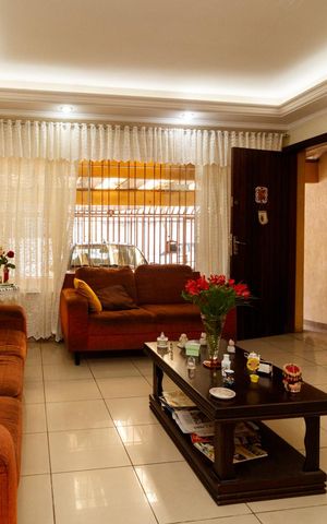 Casa à venda com 100m², 2 quartos e 2 vagas Casa à venda com 100m², 2 quartos e 2 vagasSala