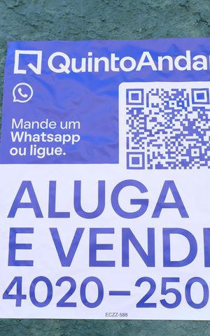 Apartamento à venda com 52m², 2 quartos e 1 vagaPlaca GRANDE instalada na fachada do condomínio, dia 27/07/2026 - Código da placa: ECZZ-588