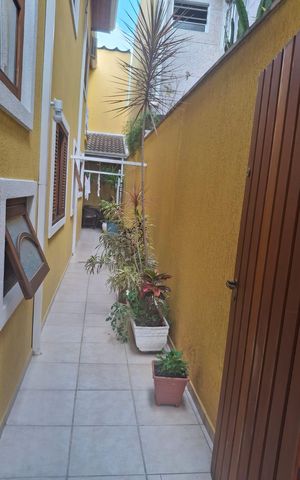 Casa à venda com 141m², 3 quartos e 2 vagas Casa à venda com 141m², 3 quartos e 2 vagasÁrea externa
