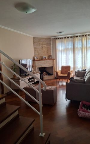Casa à venda com 141m², 3 quartos e 2 vagas Casa à venda com 141m², 3 quartos e 2 vagasSala