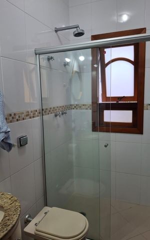 Casa à venda com 141m², 3 quartos e 2 vagas Casa à venda com 141m², 3 quartos e 2 vagasBanheiro