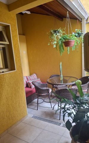 Casa à venda com 141m², 3 quartos e 2 vagas Casa à venda com 141m², 3 quartos e 2 vagasÁrea externa