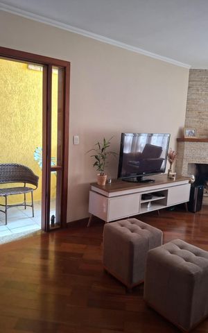 Casa à venda com 141m², 3 quartos e 2 vagas Casa à venda com 141m², 3 quartos e 2 vagasSala