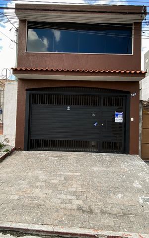 Casa para alugar com 150m², 3 quartos e 2 vagas Casa para alugar com 150m², 3 quartos e 2 vagasFachada