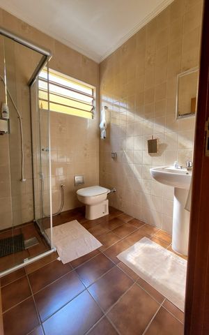 Casa à venda com 180m², 3 quartos e 2 vagas Casa à venda com 180m², 3 quartos e 2 vagasBanheiro