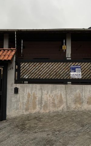 Casa à venda com 500m², 4 quartos e 4 vagas Casa à venda com 500m², 4 quartos e 4 vagasFachada + Placa