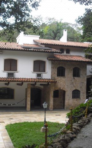 Casa para alugar com 10m², 7 quartos e 6 vagas Casa para alugar com 10m², 7 quartos e 6 vagasFachada