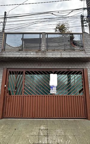 Casa à venda com 180m², 4 quartos e 2 vagas Casa à venda com 180m², 4 quartos e 2 vagasFachada